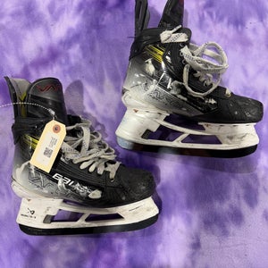 Intermediate Bauer Vapor Hyperlite 2 Hockey Skates 6 (Used)