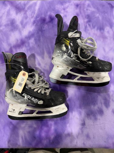 Intermediate Bauer Vapor Hyperlite 2 Hockey Skates 6 (Used)