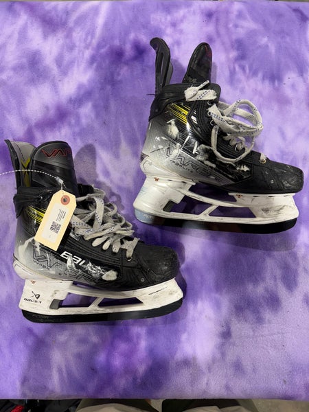 Intermediate Bauer Vapor Hyperlite 2 Hockey Skates 6 (Used)