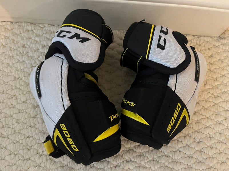 Small Junior CCM Tacks 9060 Elbow Pads (Used)