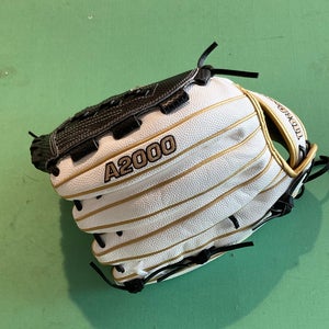 MINT CONDITION Wilson A2000 Right Hand Throw Softball Glove 12.5"