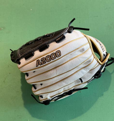MINT CONDITION Wilson A2000 Right Hand Throw Softball Glove 12.5"