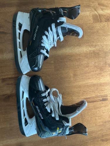 2024 Bauer Supreme M5 Pro Hockey Skates Regular Width Size 4 (Used)