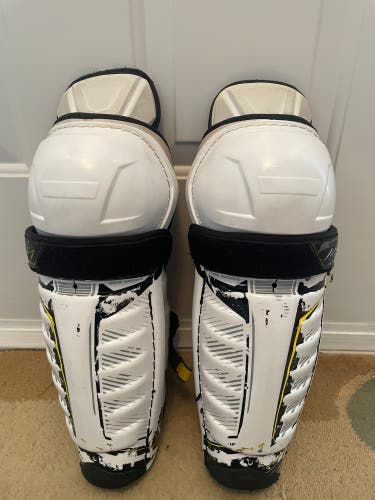 Junior CCM super tacks AS1 shin Pads, 12”