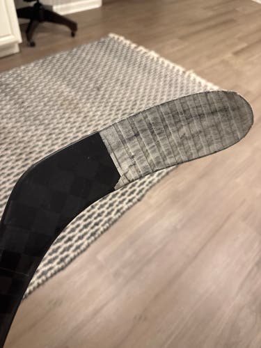 Junior Bauer Vapor Hyperlite Right Handed Hockey Stick P28  (New)