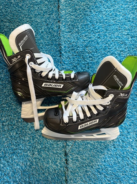 Junior Bauer XLS Hockey Skates Regular Width Size 2 (New)
