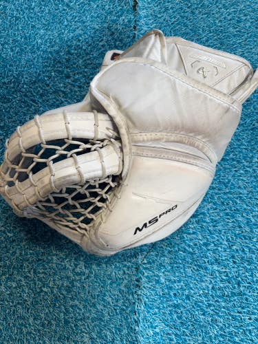 White Senior Bauer M5 Pro Goalie Glove Regular (Used)