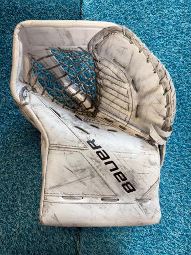 White Senior Bauer M5 Pro Goalie Glove Regular (Used)