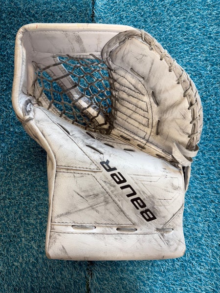 White Senior Bauer M5 Pro Goalie Glove Regular (Used)