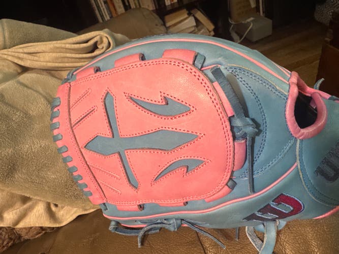 2024 Wilson LH Pitchers A2000 Baseball Glove 12" (New)