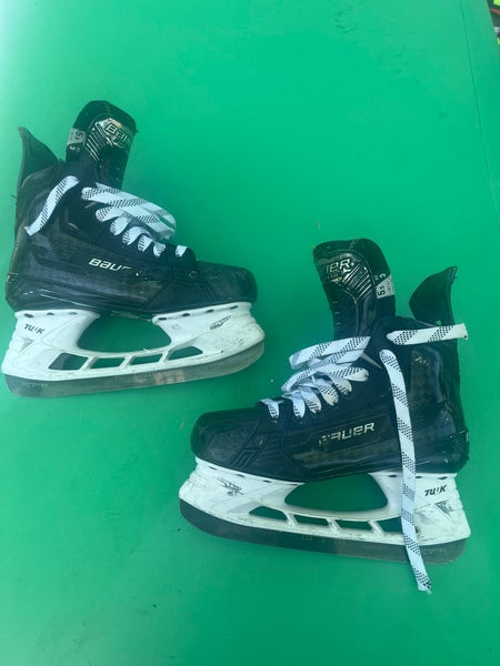 Intermediate Bauer Supreme Mach Hockey Skates Size 5.5