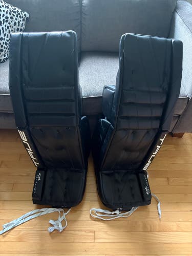 35"  True Catalyst 7X3 Goalie Leg Pads (Used)