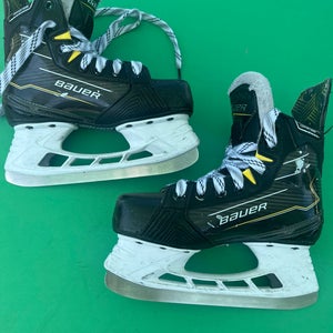 Junior Bauer Supreme M40 Hockey Skates Regular Width Size 3.5