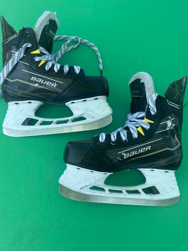 Junior Bauer Supreme M40 Hockey Skates Regular Width Size 3.5