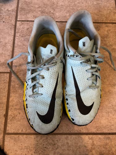 Green Kids Size M 5.0 (W 6.0) Nike Phantom gt Indoor Cleats (Used)