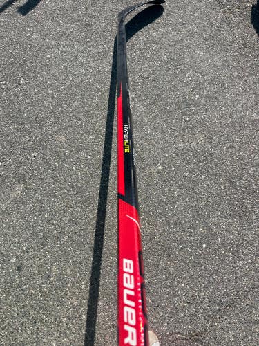 Senior Bauer Vapor Hyperlite Hockey Stick Right Handed