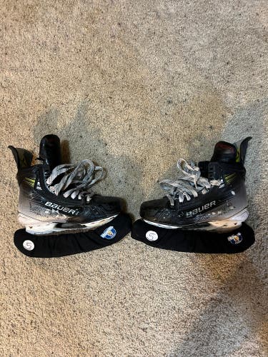 2023 Bauer Vapor Hyperlite 2 Hockey Skates Narrow Width   Size 5.5 (Used)