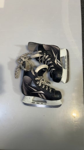 Reebok (Used) Intermediate Junior Size 2 Hockey Skates