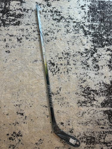 Intermediate Bauer Vapor Hyperlite 2 Right Handed Hockey Stick P28 (New)