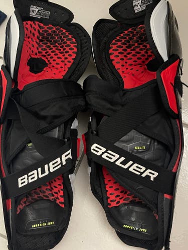Intermediate Bauer Vapor Hyperlite 14" Shin Pads (Used)