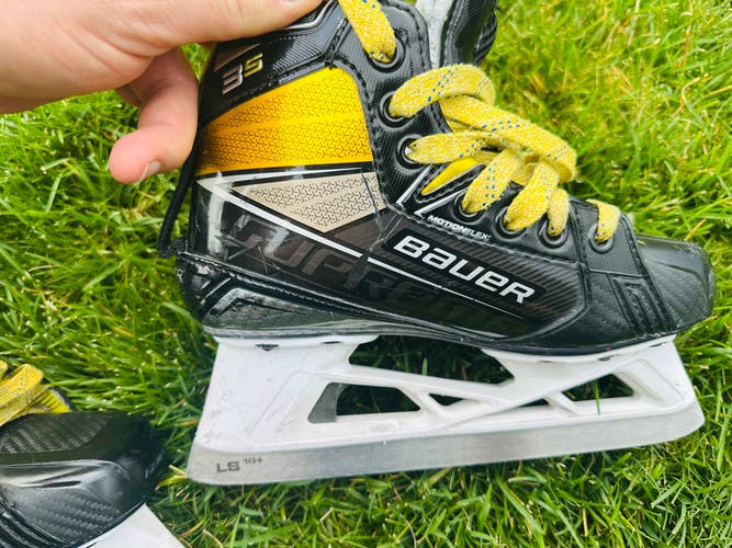 Bauer Supreme 3S Hockey Goalie Skates Regular Width Size 1.5 (Used)