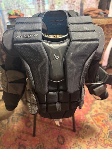 Int. Large Bauer Elite Goalie Chest Protector (Used)
