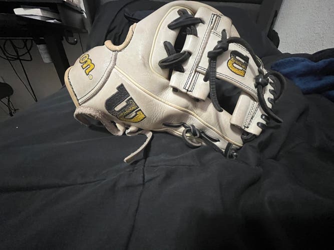 2024 Wilson RH Infield A2000 Baseball Glove 11.5" (Used)