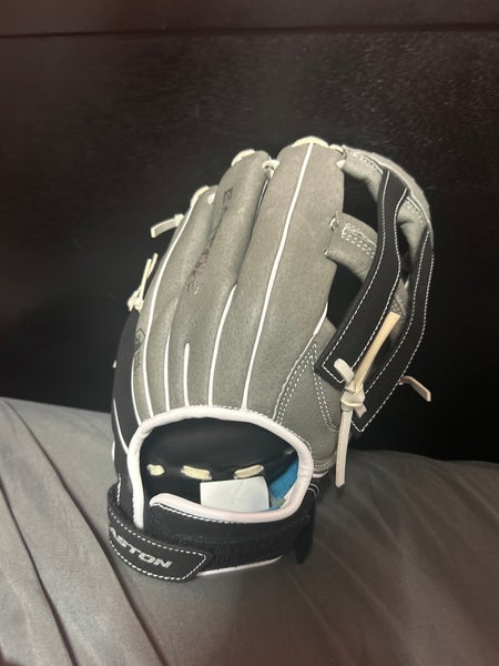 Easton Ghost Flex Fastpitch Youth RHT 12” Glove Hog Hide Shell NWT