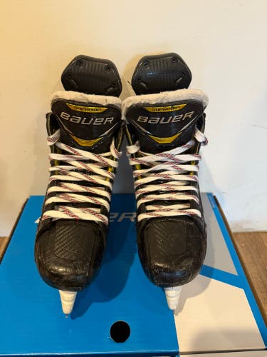 Bauer Supreme 3S Pro Hockey Skates Regular Width  Size 2 (Great Condition)