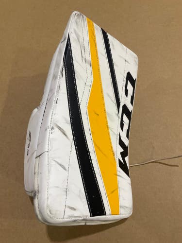 White Senior CCM Extreme Flex III E3.5 Goalie Gloves & Blockers Regular (Used)