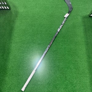 Intermediate Bauer Vapor Hyperlite Hockey Stick Left Hand P28 (Used)