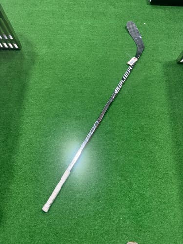 Intermediate Bauer Vapor Hyperlite Hockey Stick Left Hand P28 (Used)