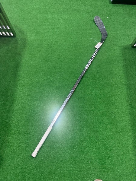 Intermediate Bauer Vapor Hyperlite Hockey Stick Left Hand P28 (Used)