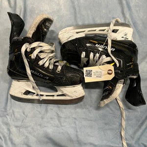 Junior Bauer Supreme M5 Pro Hockey Skates Regular Width Size 1 (Used)