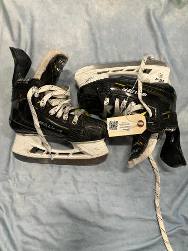 Junior Bauer Supreme M5 Pro Hockey Skates Regular Width Size 1 (Used)