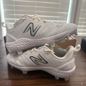White Unisex Adult Size M 6.5 (W 7.5) New Balance Molded Cleats Cleats (New)