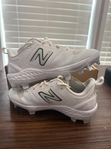 White Unisex Adult Size M 6.5 (W 7.5) New Balance Molded Cleats Cleats (New)