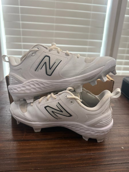 White Unisex Adult Size M 6.5 (W 7.5) New Balance Molded Cleats Cleats (New)