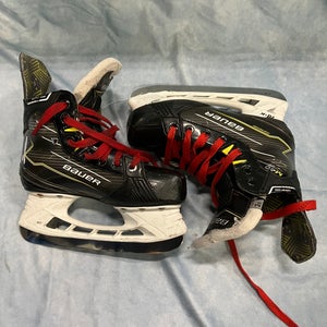 Junior Bauer Supreme M40 Hockey Skates Wide Width Size 3.5 (Used)