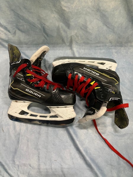 Junior Bauer Supreme M40 Hockey Skates Wide Width Size 3.5 (Used)