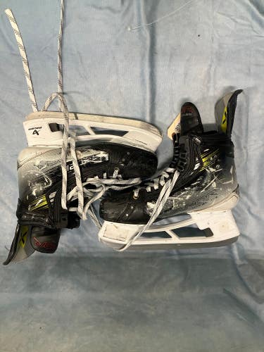 Senior Bauer Vapor Hyperlite 2 Hockey Skates Regular Width 10 (Used)