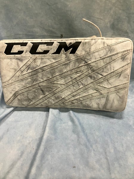 White Junior CCM Extreme Flex E4.5 Blocker (Regular)