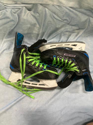 Junior Bauer Nexus N8000 Hockey Skates Regular Width Size 4 (Used)