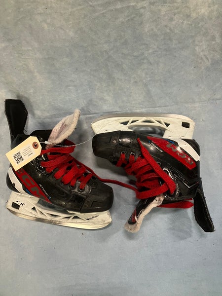 Junior CCM JetSpeed FT670 Hockey Skates Regular Width Size 2.5 (Used)