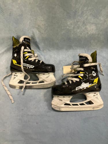 Junior Bauer Supreme M4 Hockey Skates Regular Width Size 1.5 (Used)