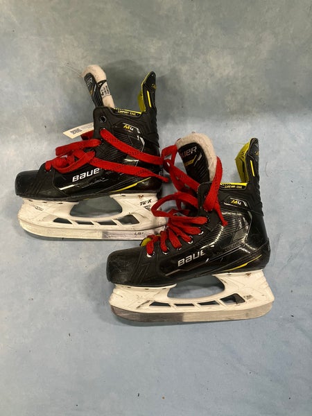 Intermediate Bauer Supreme M4 Hockey Skates Regular Width Size 4.5 (Used)