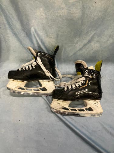 Junior Bauer Supreme S29 Hockey Skates Regular Width Size 3.5 (Used)