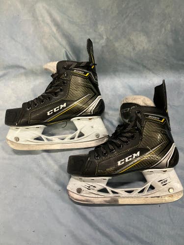 Junior CCM Tacks 9060 Hockey Skates Regular Width Size 3.5 (Used)