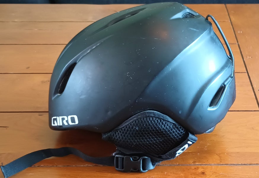 Unisex Medium/Large Giro Helmet (Used) Youth M/L