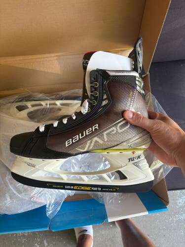 Bauer Vapor Hyperlite Hockey Skates 11 (New)